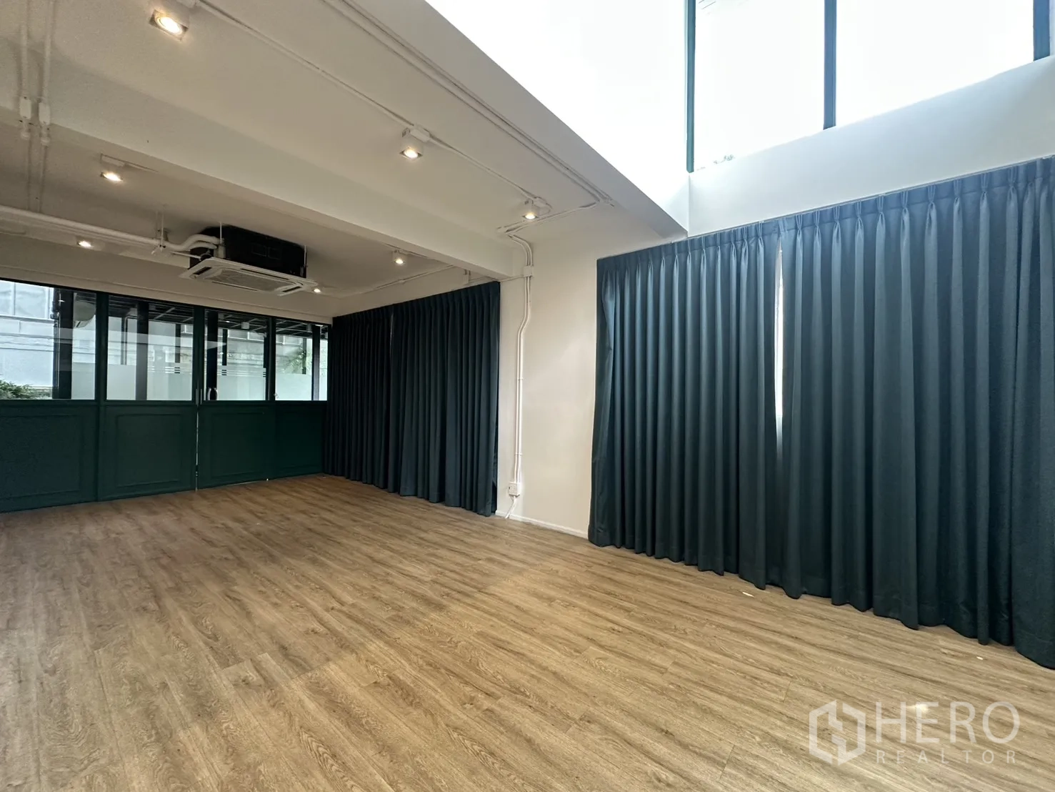 带办公室的家 出租或出售在Phra Khanong, Bangkok - 高窗会议空间，深色帘幕与木地板