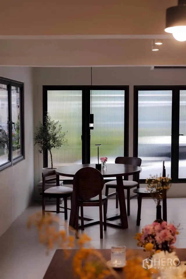 零售空间 for rent in Sathon, Bangkok - 明亮空间，圆桌与椅子靠近大面积条纹磨砂玻璃窗及盆栽。
