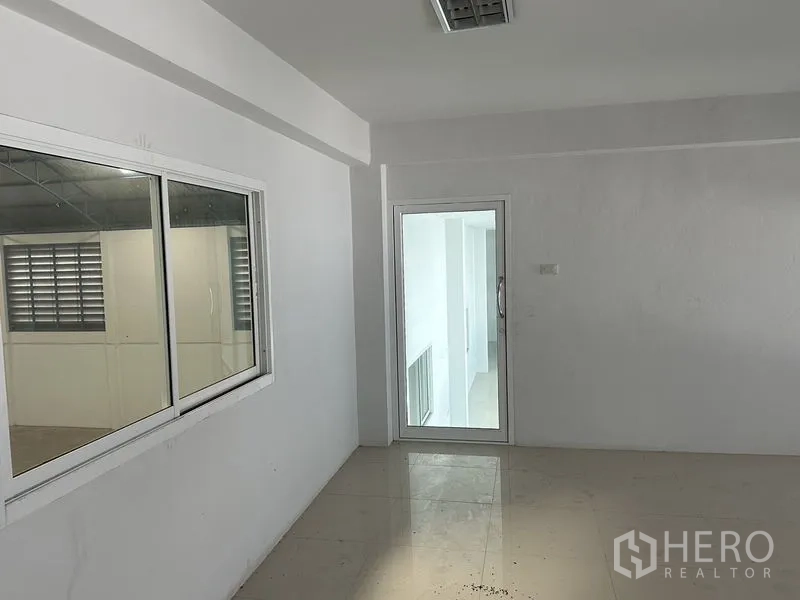 工厂 出租在Bang Bo, Samut Prakan - 独立办公室，带观仓窗与通往走廊的玻璃门。