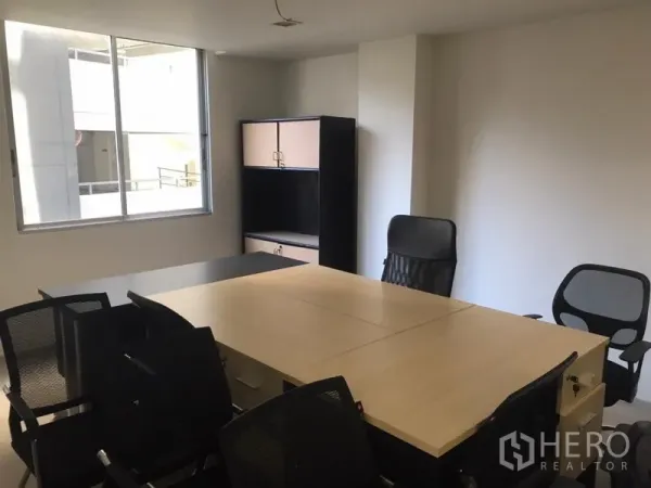 Office Space for rent in Khlong Toei, Bangkok - Bright meeting area with modular workstations, mesh chairs and a large window.