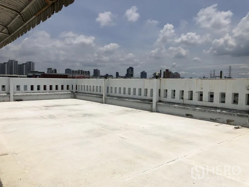 办公空间 出租在Huai Khwang, Bangkok - 屋顶露台，远眺城市天际线与多云天空