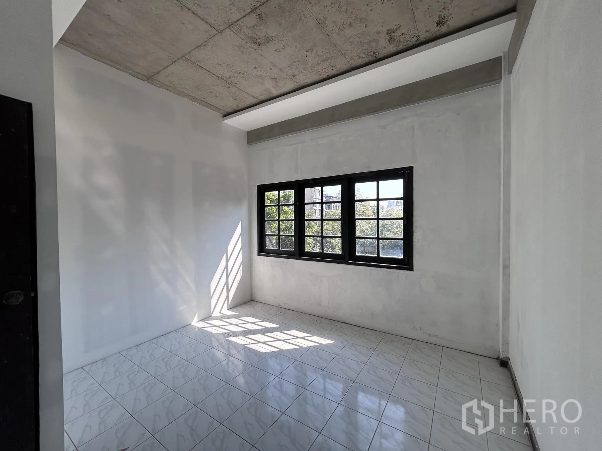 Home Office for rent or sale in Watthana, Bangkok - Another tiled room with wide window bringing in natural light.