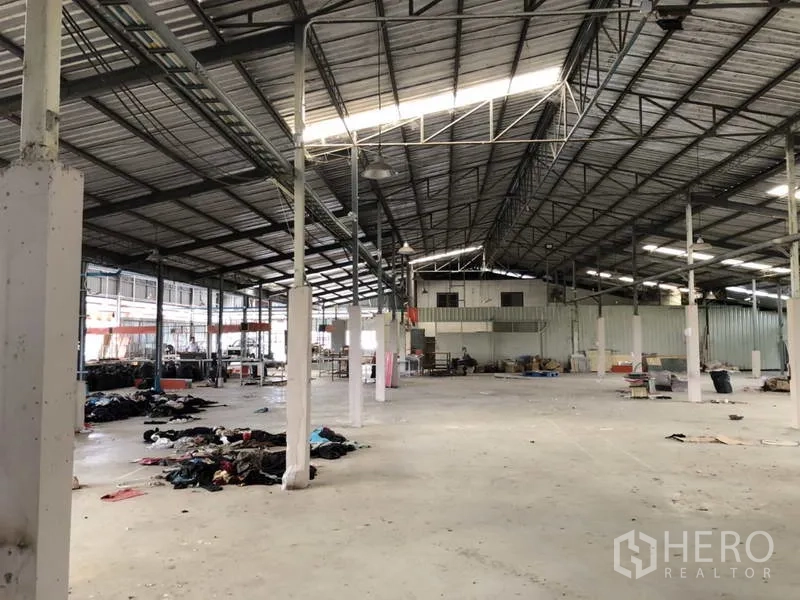 Warehouse for rent or sale in Khlong Luang, Pathum Thani - Clear-span warehouse with a mezzanine-style office block at the back.