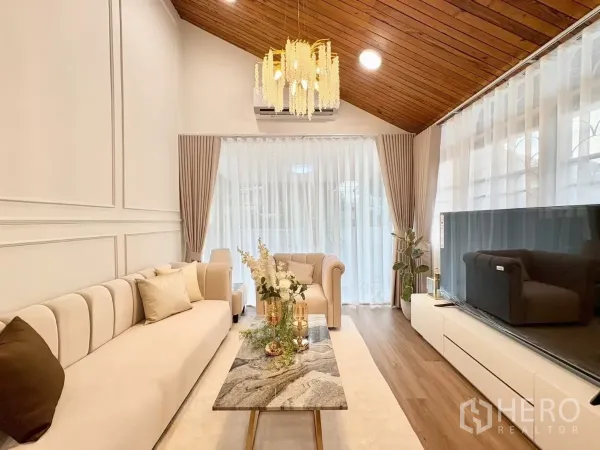 独立式住宅 出租在Huai Khwang, Bangkok - 雅致起居区，石材茶几、柔软沙发与轻薄窗帘