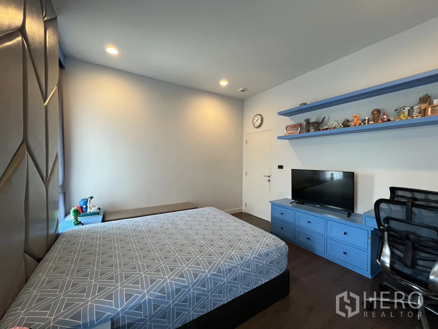 Detached House for rent or sale in Bang Kapi, Bangkok - Third bedroom with TV cabinet, wall shelves and office chair.