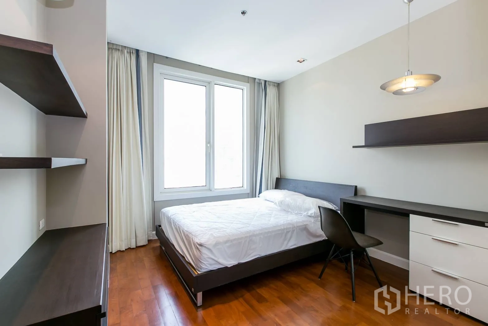 Condominium for rent or sale in Khlong Toei, Bangkok - Bedroom with big window, built-in desk and floating shelves.