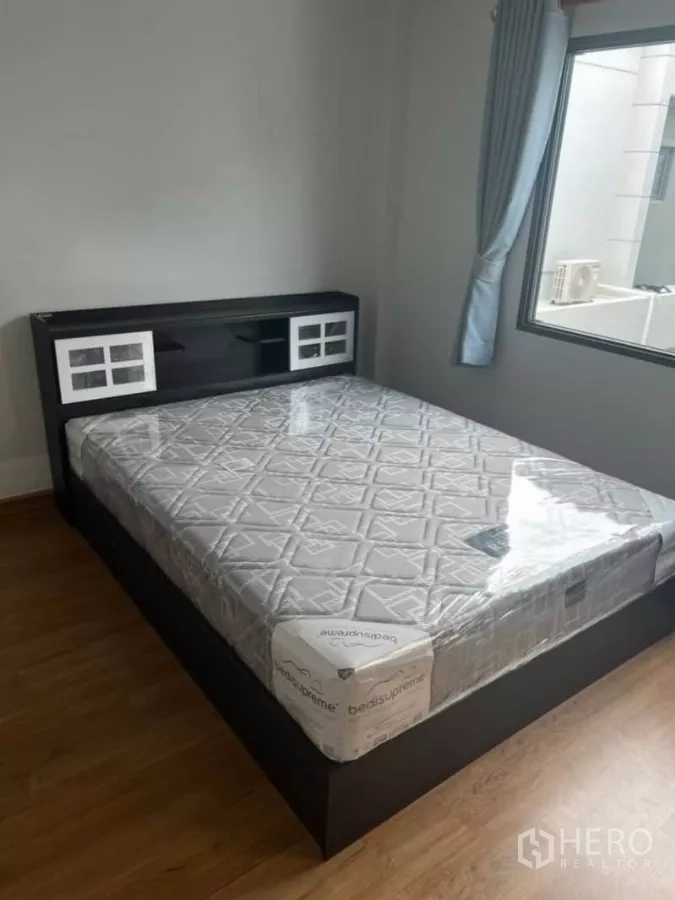 Detached House for rent in Bang Phli, Samut Prakan - Guest bedroom with double bed, window and wood flooring.
