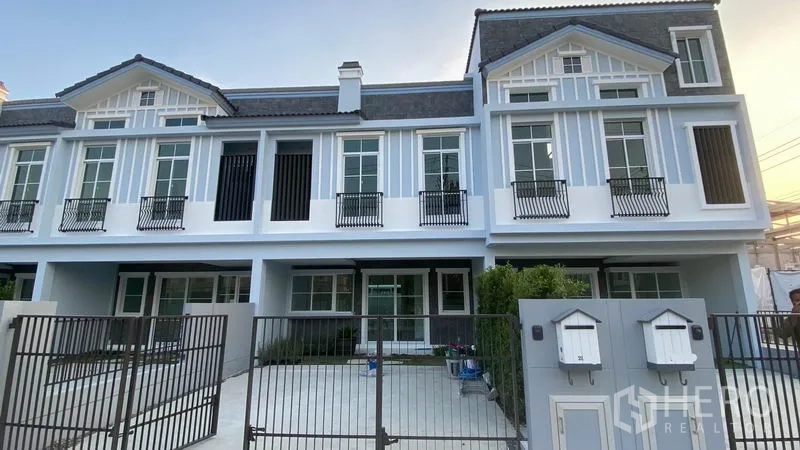 Townhouse for rent in Prawet, Bangkok - Contemporary two-storey townhouse facade in Prawet, Bangkok with gated driveway and small front yard.