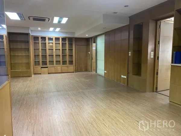 Office Space for rent in Din Daeng, Bangkok - Open-plan office with wood flooring, built-in cabinets and recessed lighting.