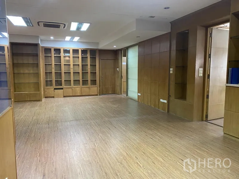 Office Space for rent in Din Daeng, Bangkok - Open-plan office with wood flooring, built-in cabinets and recessed lighting.