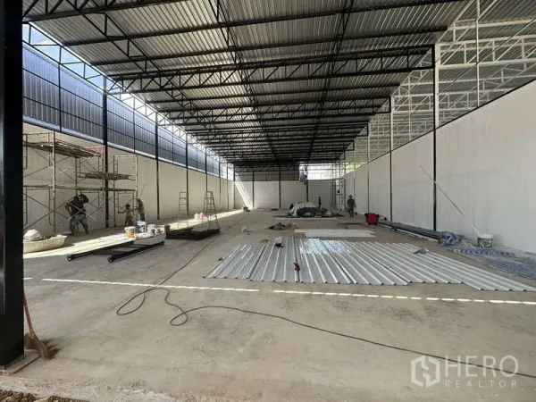 Warehouse for rent in Lam Luk Ka, Pathum Thani - Warehouse interior with high-clear ceiling, steel trusses, white walls and daylight panels