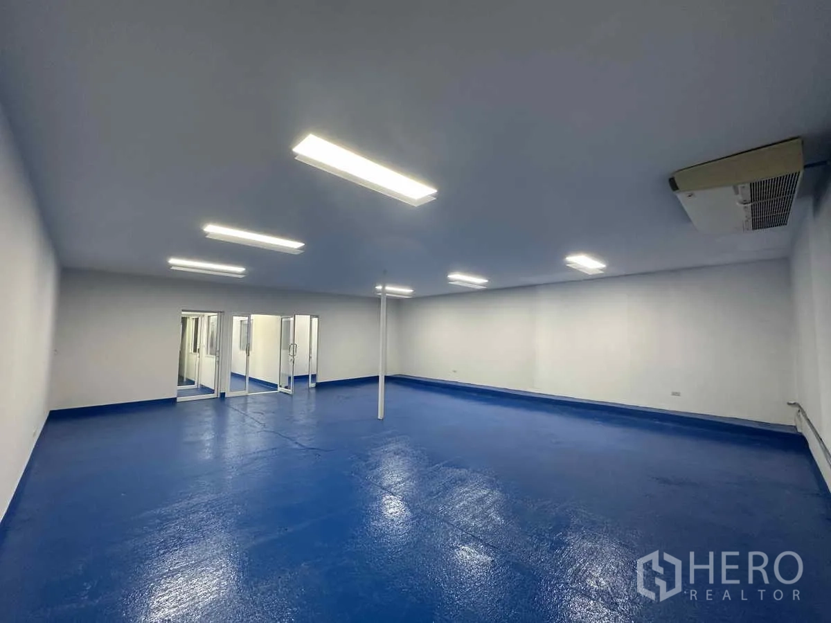 货栈 出租在Pak Kret, Nonthaburi - 大型洁净室，空调、LED灯与玻璃分区入口。