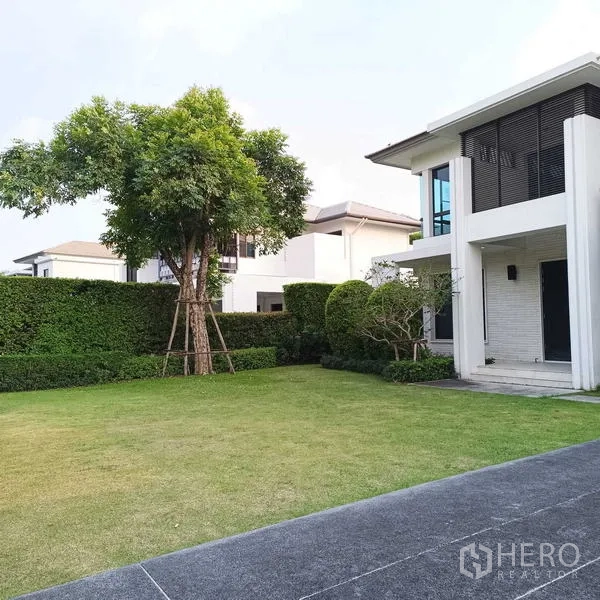 Detached House for rent or sale in Mueang Nonthaburi, Nonthaburi - Landscaped garden beside the home with mature tree and neat hedges.