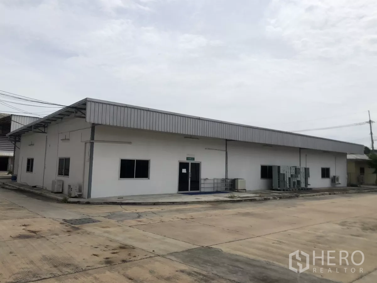 工厂 出租在Mueang Samut Prakan, Samut Prakan - 单层建筑配金属屋顶、空调机与装卸区
