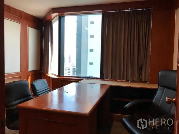 สำนักงาน ให้เช่าในRatchathewi, Bangkok - ห้องผู้จัดการมุมอาคาร มีหน้าต่างบานใหญ่ชมวิวเมือง กรอบไม้ โต๊ะและเก้าอี้ พร้อมผ้าม่านทึบแสง