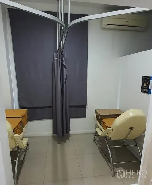 Home Office for rent in Chatuchak, Bangkok - Dual treatment cubicles with reclining chairs and a privacy curtain.