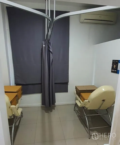 Home Office for rent in Chatuchak, Bangkok - Dual treatment cubicles with reclining chairs and a privacy curtain.