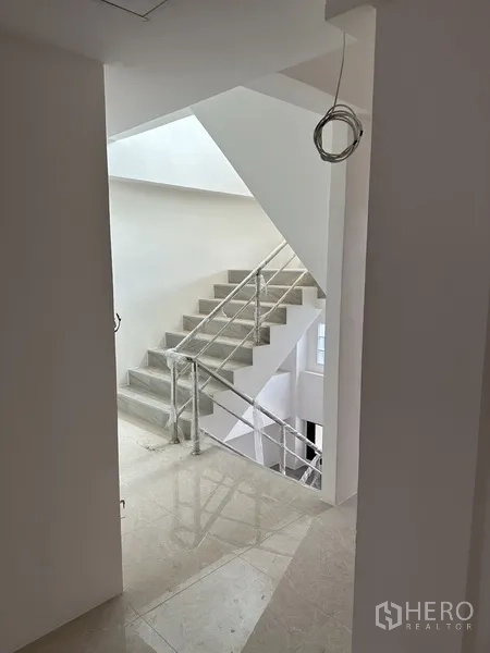 Office Space for rent or sale in Huai Khwang, Bangkok - Stair landing with stainless handrail and abundant natural light.