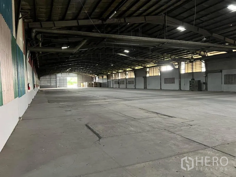 Warehouse for rent in Bang Pa-in, Phra Nakhon Si Ayutthaya - Wide loading area inside the warehouse with high roof, side windows and concrete slab floor.