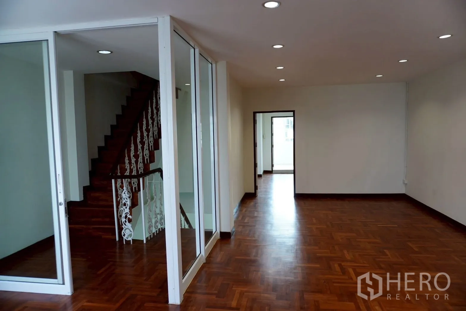 带办公室的家 for rent in Watthana, Bangkok - 走廊与装饰栏杆楼梯，旁有玻璃隔断。