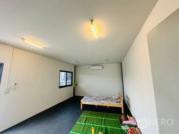 Warehouse for rent in Bang Phli, Samut Prakan - Simple staff room with air conditioning, windows and ceiling lights inside the warehouse office area.
