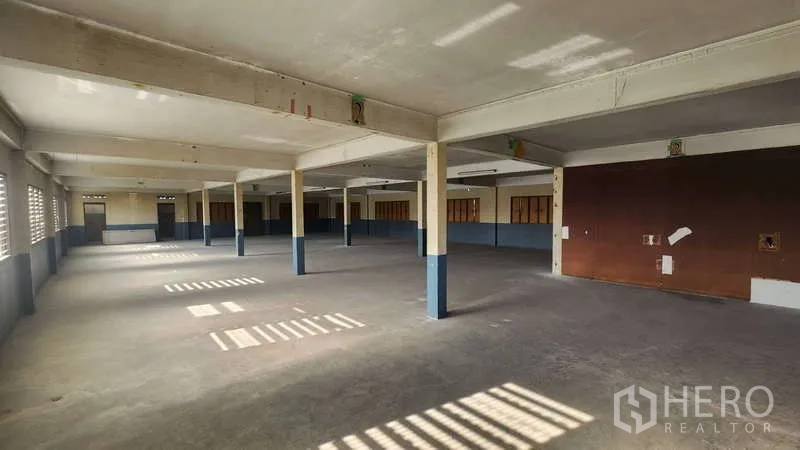 Factory for rent in Chom Thong, Bangkok - Empty manufacturing floor with concrete slab and ample natural light.