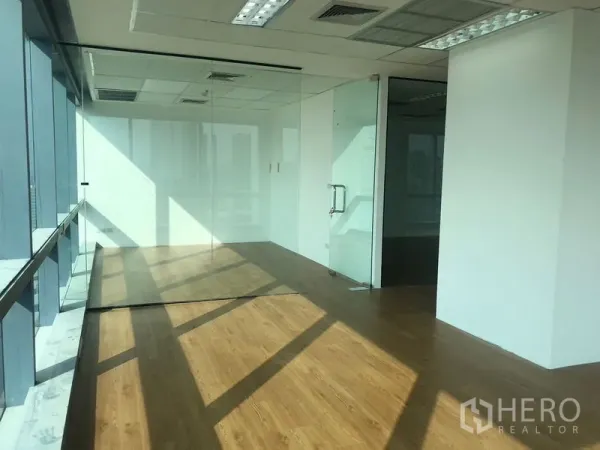 Office Space for rent in Din Daeng, Bangkok - Bright glass-walled workspace with a clear glass door and abundant natural light.