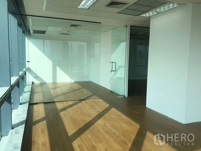 Office Space for rent in Din Daeng, Bangkok - Bright glass-walled workspace with a clear glass door and abundant natural light.
