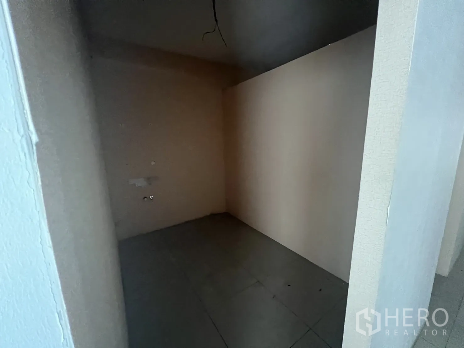 Retail Space for rent in Khlong Toei, Bangkok - Storage room with plain walls and grey floor tiles.