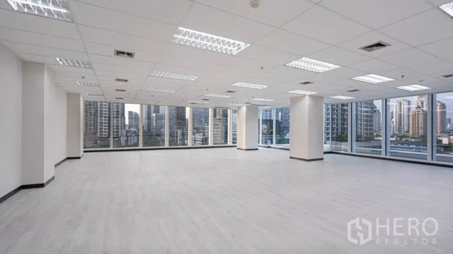 办公空间 出租在Sathon, Bangkok - 大开间无柱办公区，落地窗可观曼谷城市景。