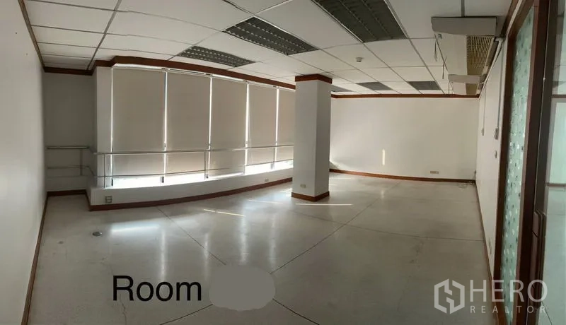 办公空间 出租在Khlong Toei, Bangkok - 宽敞办公区，弧形窗墙配百叶帘，中间立柱与吊顶照明
