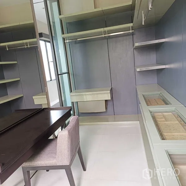 Detached House for rent or sale in Mueang Nonthaburi, Nonthaburi - Walk-in closet with multiple shelves, hanging space and a dressing table.