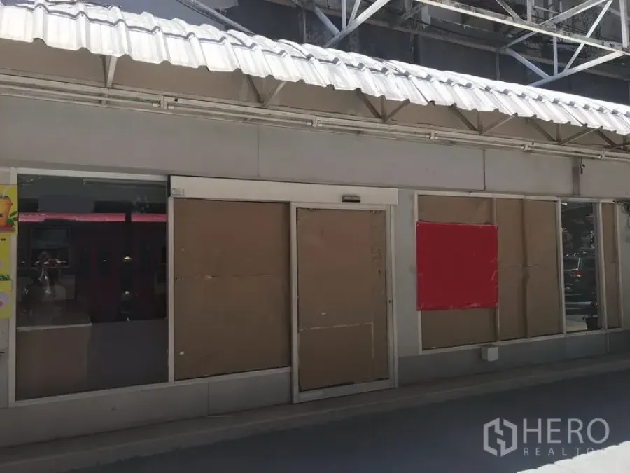 Retail Space for rent in Watthana, Bangkok - Street-facing retail unit with glass storefront and covered walkway under a white metal awning.