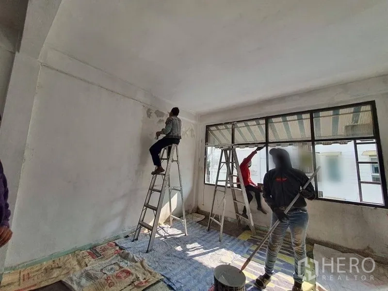店屋 出租在Bangkok - 宽敞房间，长条窗户，地面摆放翻修工具与梯具