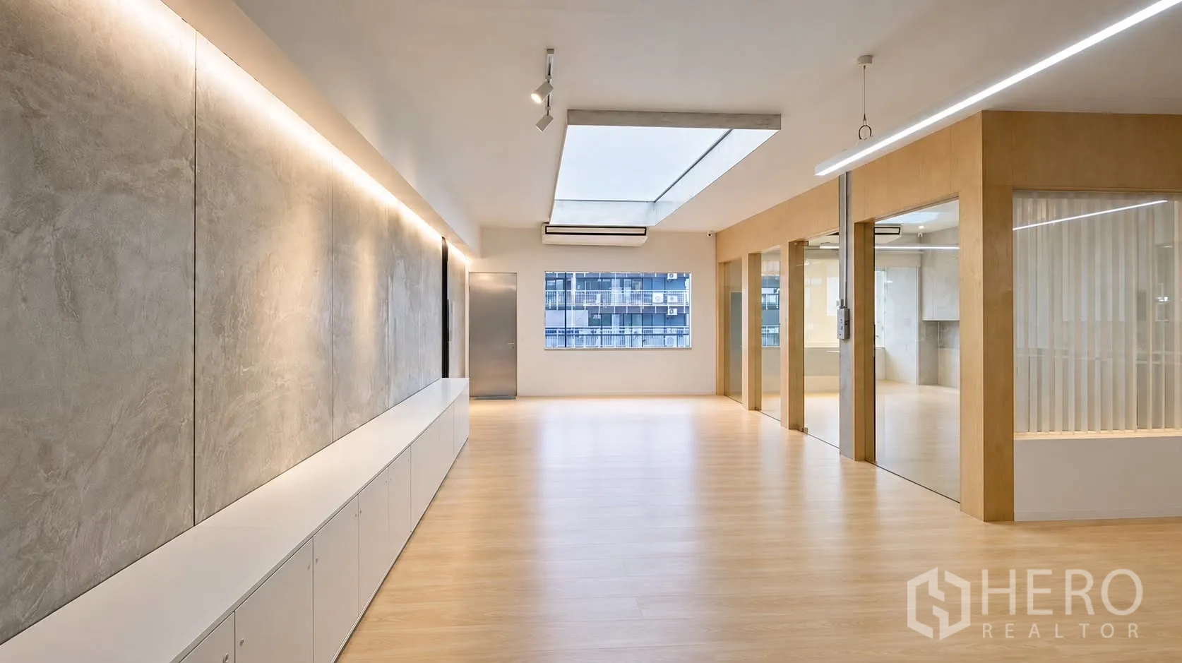 零售空间 for rent in Watthana, Bangkok - 宽敞大厅，木地板，大型天窗与玻璃房间。