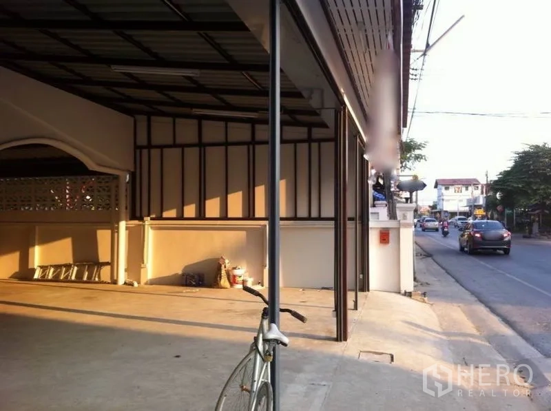 货栈 出租在Lam Luk Ka, Pathum Thani - 覆盖式装卸区，钢结构屋顶，直接连通马路。