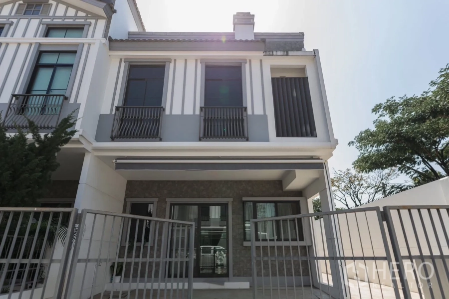 Townhouse for rent in Bang Phli, Samut Prakan - Contemporary townhouse facade with gated front and balconies.