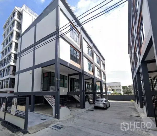 Home Office for rent in Phra Khanong, Bangkok - Modern three-storey home office buildings with covered parking and wide frontage in a private lane.