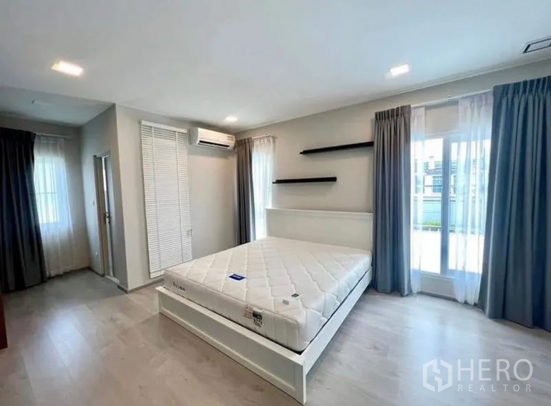 Detached House for rent - Master bedroom with balcony doors, air conditioner and light wood flooring.