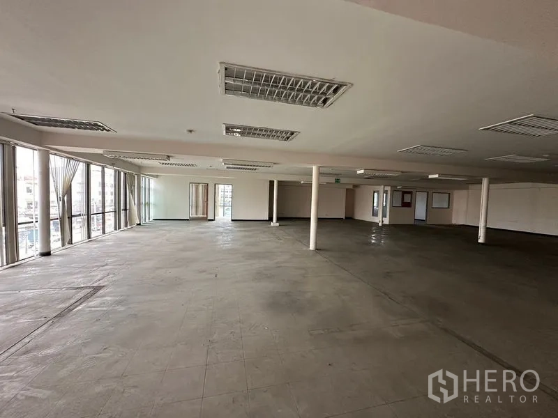 货栈 出租在Suan Luang, Bangkok - 环幕窗的大开间楼层，可观城市景致与良好通风。