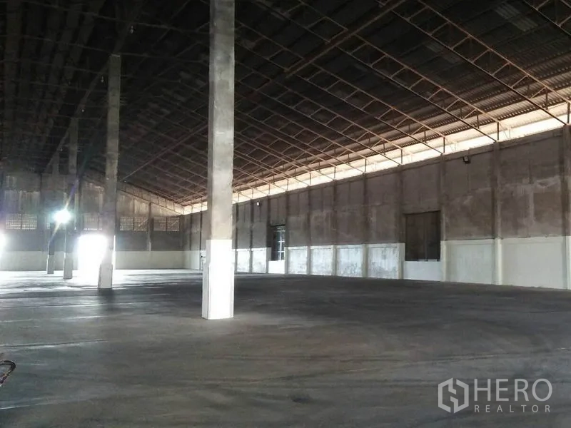 Warehouse for rent in Pathum Thani - Wide clear-span warehouse showing truss roof, clerestory ventilation and open floor suitable for storage or production.