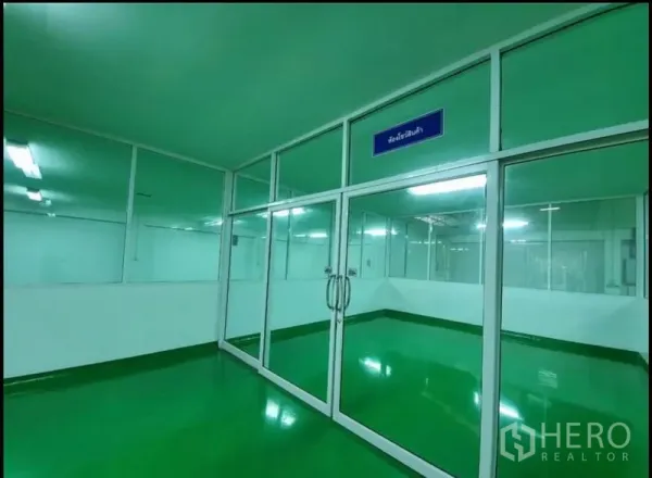 โรงงาน ขายในChon Buri - ห้องกระจกบานใหญ่พร้อมประตูคู่ ภายในพื้นที่การผลิต