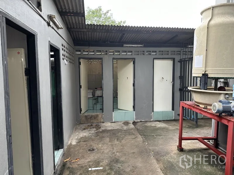工厂 出租在Bang Bua Thong, Nonthaburi - 厂区内的室外卫生间分隔间。