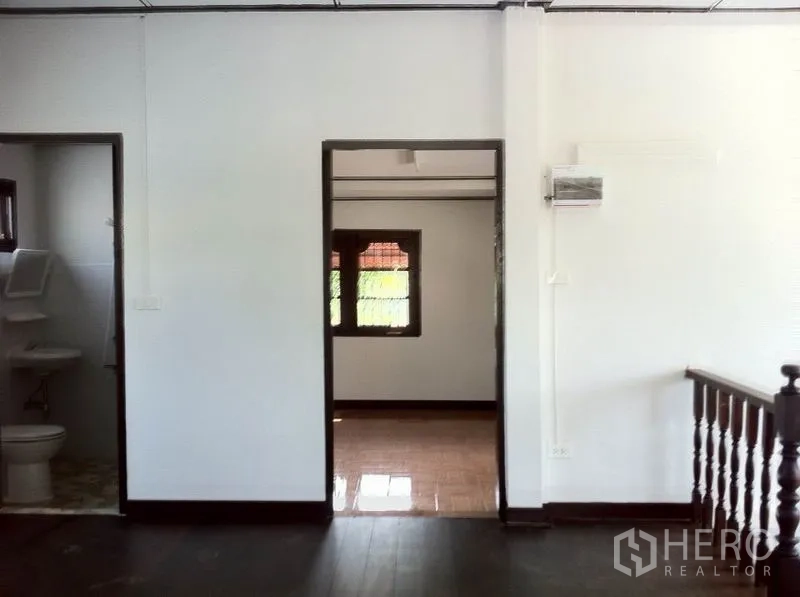 货栈 出租在Lam Luk Ka, Pathum Thani - 仓库二层走廊，通向房间与卫生间的门。