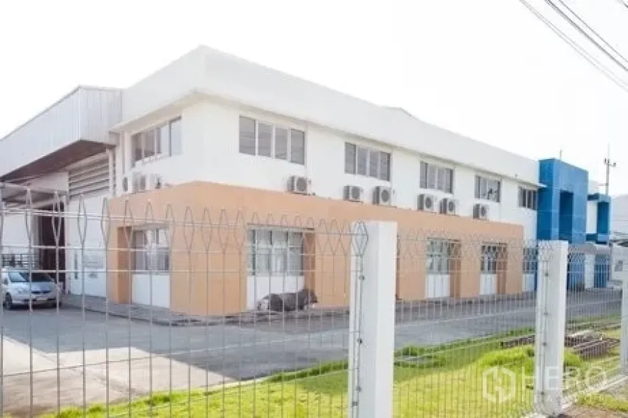 工厂 出租在Chachoengsao - 两层办公楼侧视图，外墙安装多台空调机。