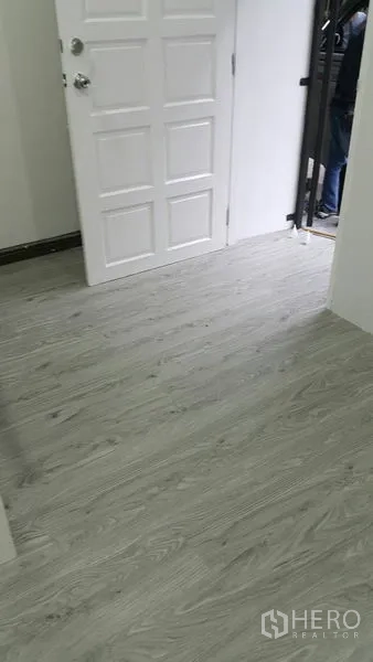Shophouse for rent in Watthana, Bangkok - Interior threshold with white panel door and gray wood-look floor.