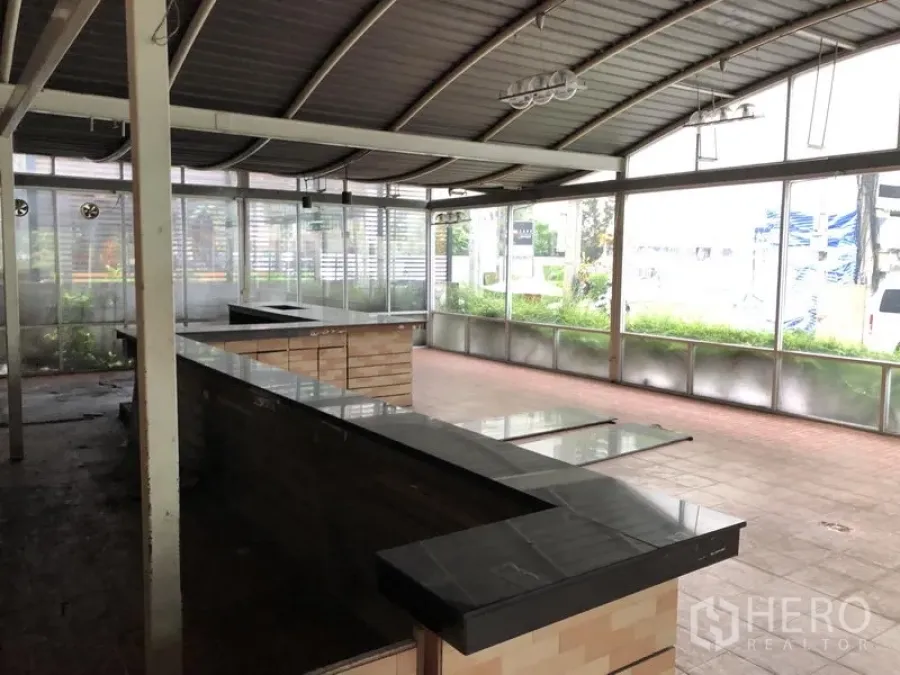 Retail Space for rent in Khlong Toei, Bangkok - Enclosed terrace view showing stone countertops, built-in counters and a garden outlook.