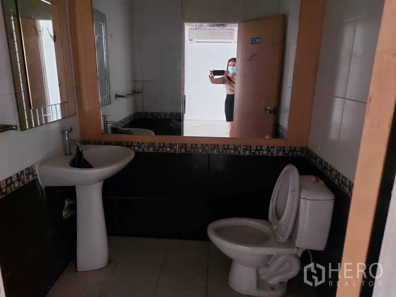 Retail Space for rent in Pathum Wan, Bangkok - Second restroom with pedestal sink, toilet and a large wall mirror.