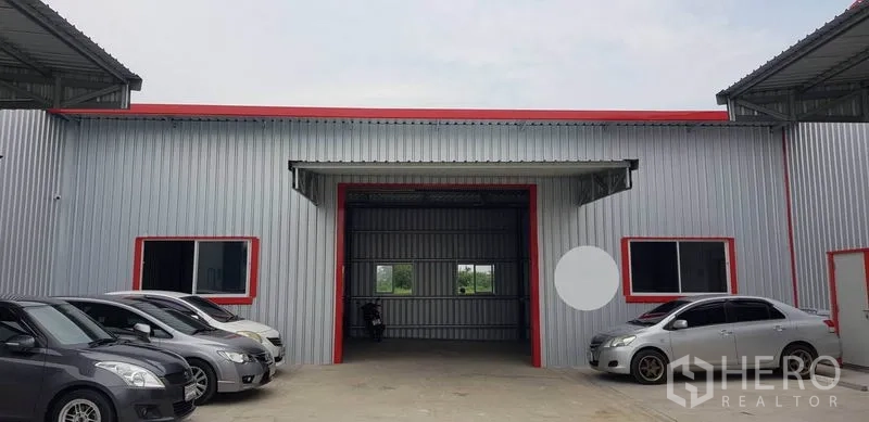 Warehouse for rent in Bang Yai, Nonthaburi - Warehouse exterior with large concrete forecourt and central high-bay entrance.