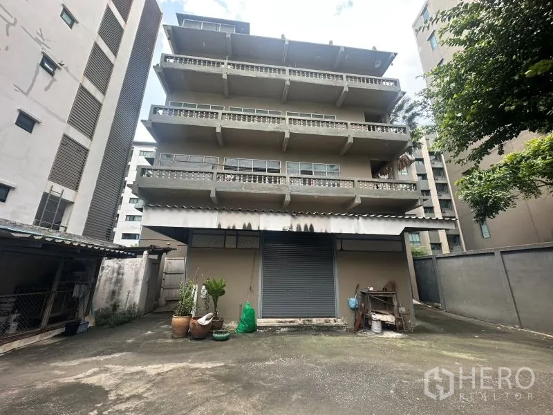 办公空间 出租 - 多层办公楼后立面，卷闸和装卸区